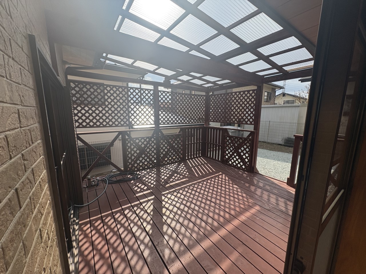 ＊2026年2月撮影｜テラス屋根クリーニング済みで明るく清潔感ある印象です。
