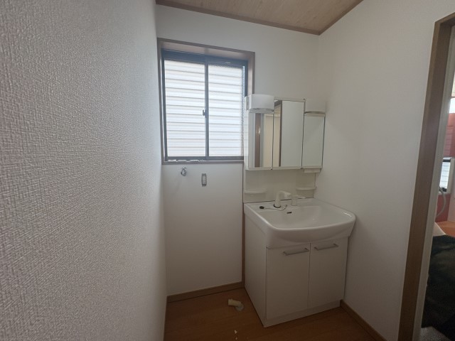 ＊洗面化粧台｜コンパクトながらもちょうどよい広さの洗面室です。