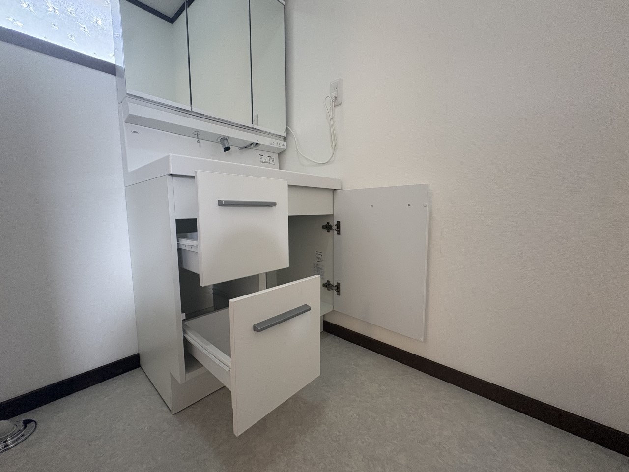 ＊洗面化粧台｜2025年12月新品交換リフォーム工事済み