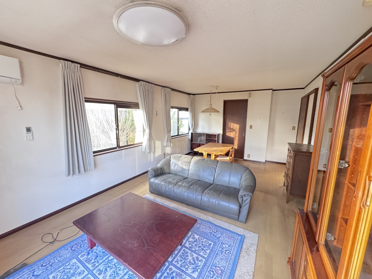 【リビング】家具を置いても窮屈にならないゆとりのあるリビングです♪（2025年12月撮影）