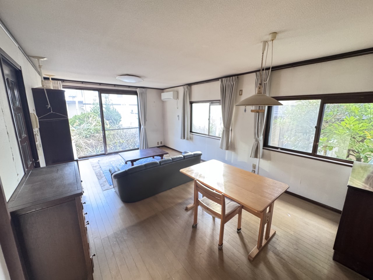 【リビング】窓から陽光をたっぷりと取り込むので明るく開放感のあるリビングです！（2025年12月撮影）