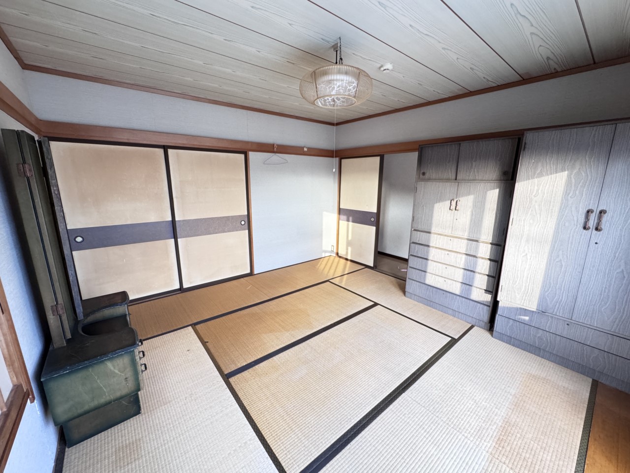 【和室】大容量の押し入れがあるので、来客用のお布団や座布団もすっきりと収納できます♪（2025年12月撮影）