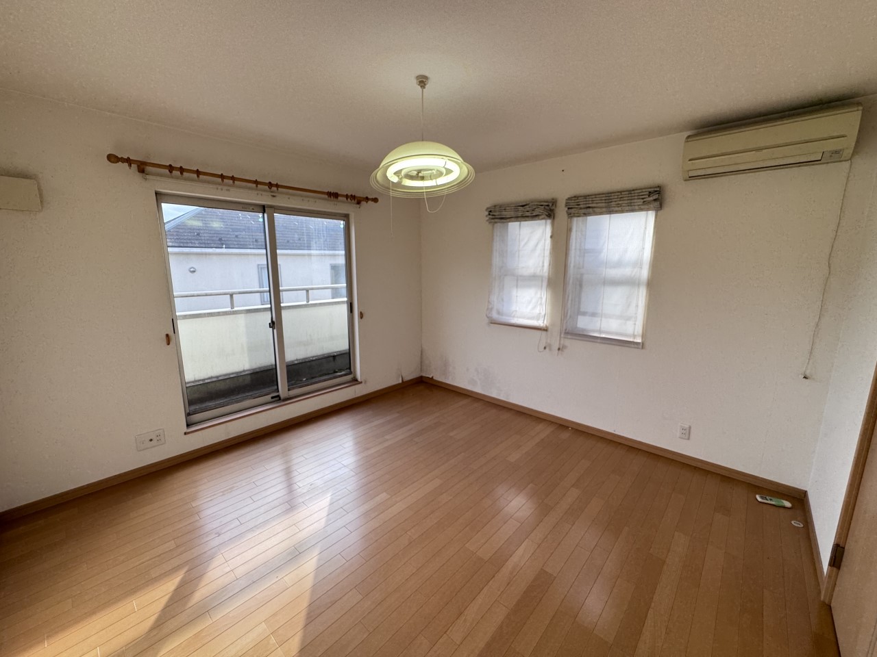 【洋室】バルコニーにつながる大きな窓から陽光をたっぷりと取り込みます！（2025年12月撮影）