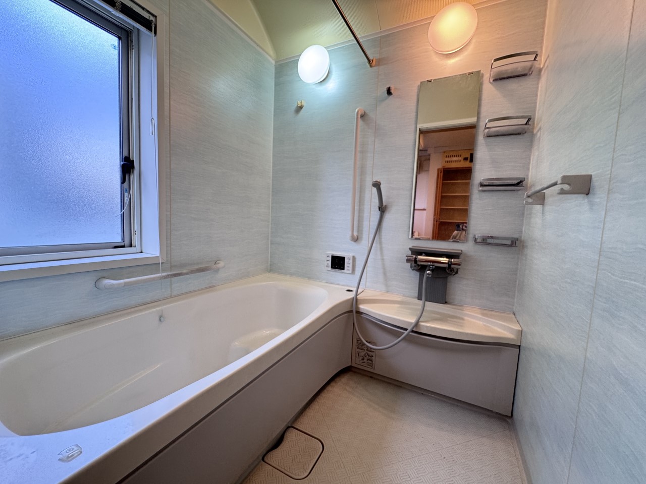 【浴室】窓がついているので換気がしやすくカビを防止できます！（2025年12月撮影）