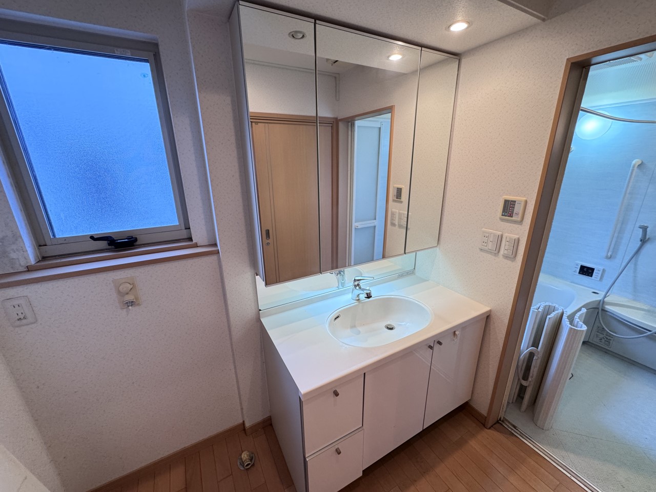 【洗面所】ゆとりのある洗面所には収納がついています♪（2025年12月撮影）
