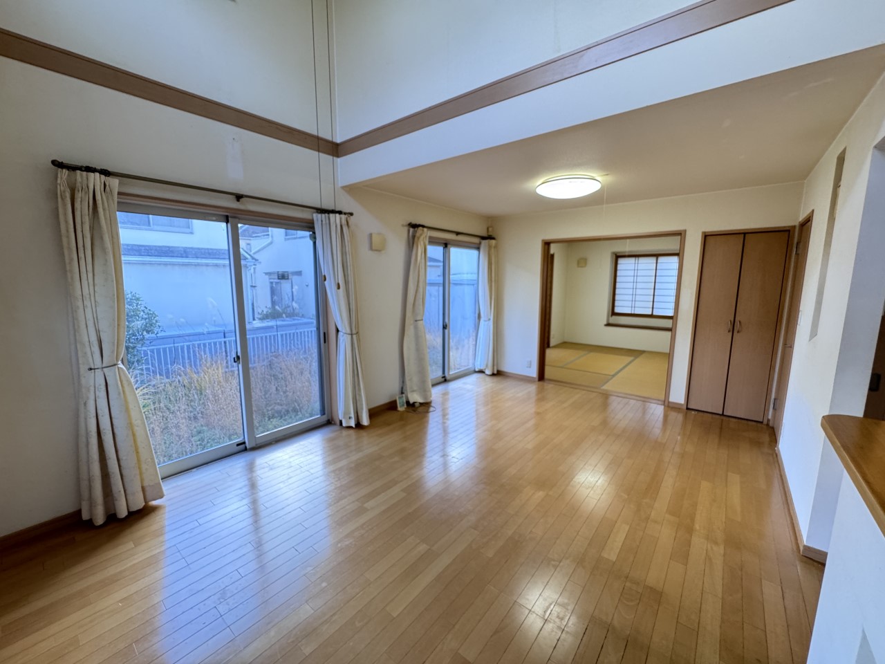 【リビング】窓から陽光をたっぷりと取り込むので明るく開放感のあるリビングです！（2025年12月撮影）