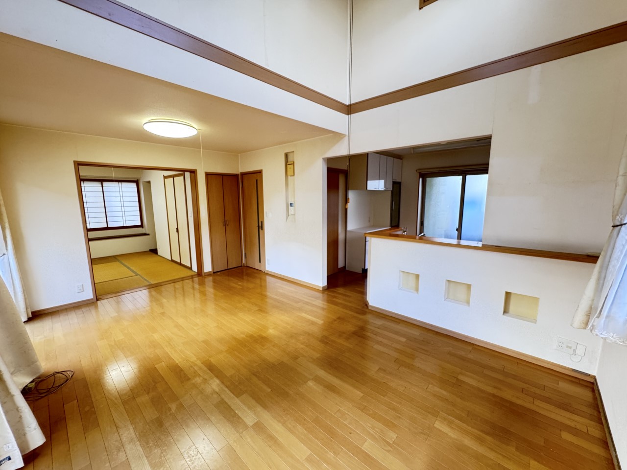 【リビング】奥行きのあるリビングは家族団欒の場所にピッタリですね♪（2025年12月撮影）