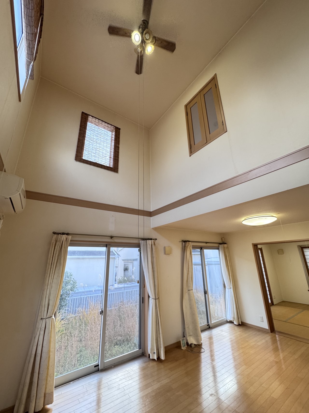 【リビング】リビングには吹き抜けがあるのでより広さを感じることができます！（2025年12月撮影）