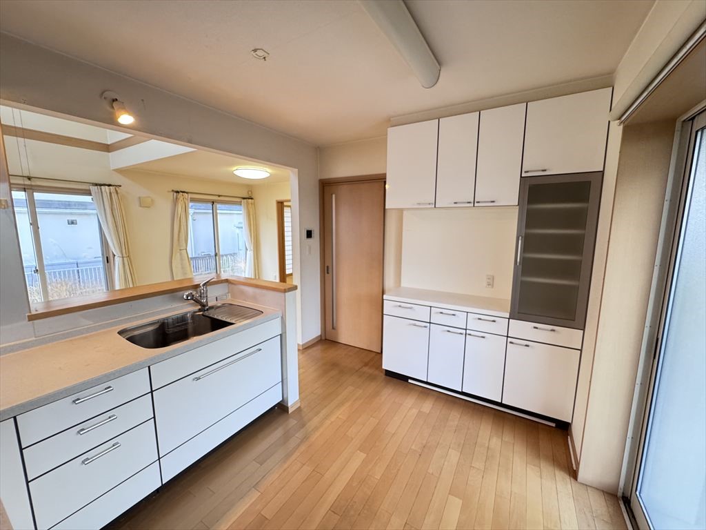 【キッチン】収納がたくさんあるので食器や道具置き場に困りませんね♪（2025年12月撮影）