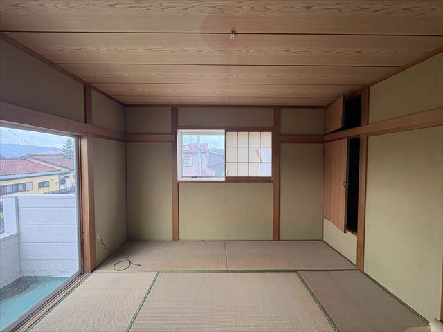 【2階和室】南向きで明るい8帖の和室です♪内装リフォーム予定