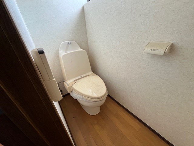 【トイレ】白を基調とした清潔感のあるトイレです♪玄関付近にトイレを配置することが多いですが、緑が丘1期は出た時にお客様と鉢合わせにならない位置にあります♪