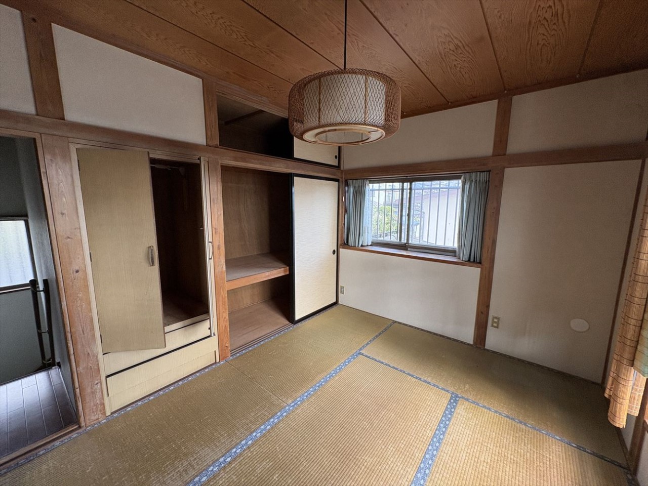 【2階和室】南向きの6帖の和室です♪ベランダにすぐに出られるので取り込んだ洗濯物をたたむスペースとしてもお使いいただけます♪