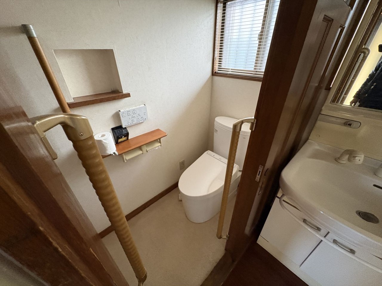【トイレ】ウォシュレットのついた清潔感のあるトイレ！大きめの窓も付いておりお掃除の際にはしっかりと換気できますね♪