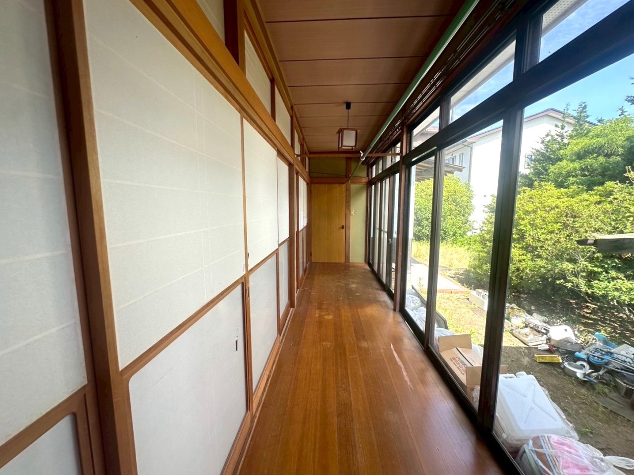 大きな窓際の廊下は日差しをたっぷりと取り入れることができます！