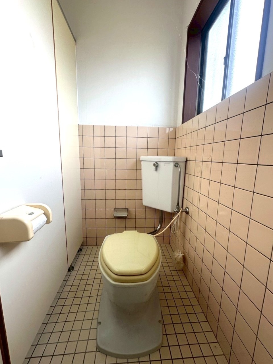 【トイレ】換気良好！電気をつけなくても明るい窓付きです！