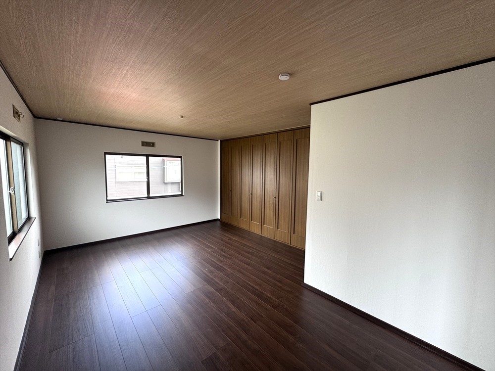【主寝室】広々とした主寝室です！ウォークインクローゼット付きでたっぷり収納できます！