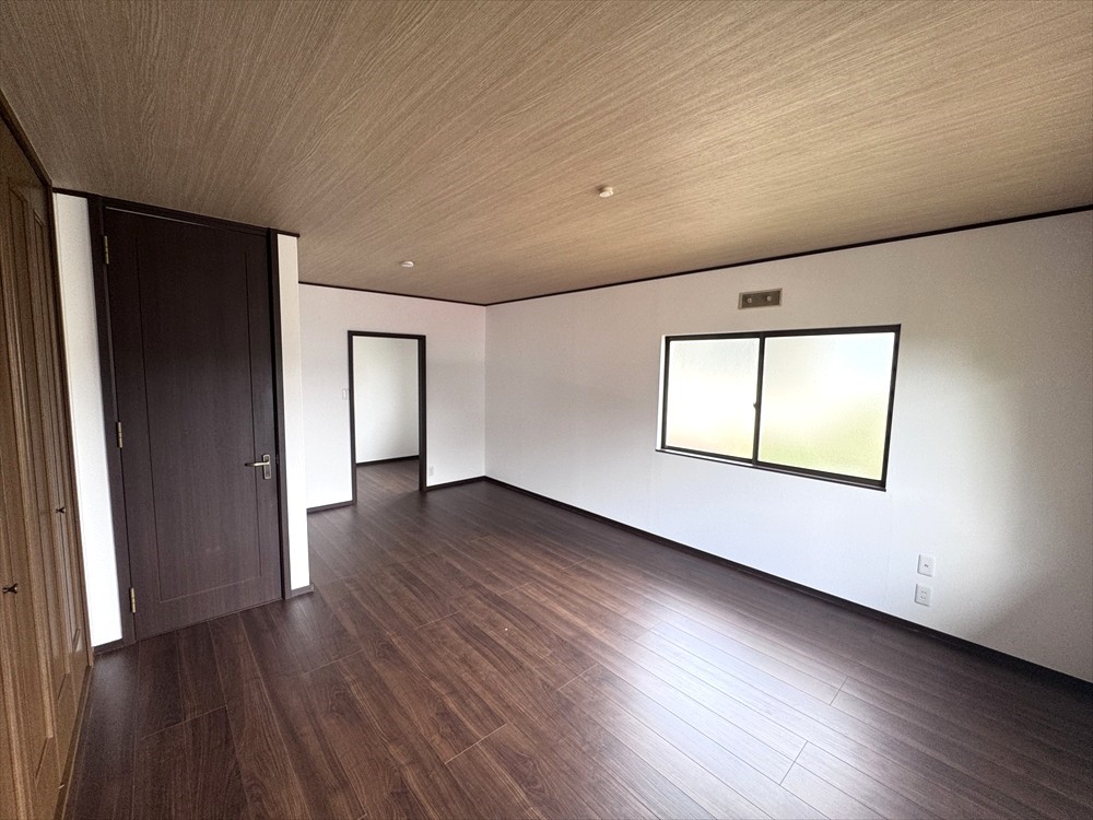 【主寝室】広々とした主寝室です！ウォークインクローゼット付きでたっぷり収納できます！