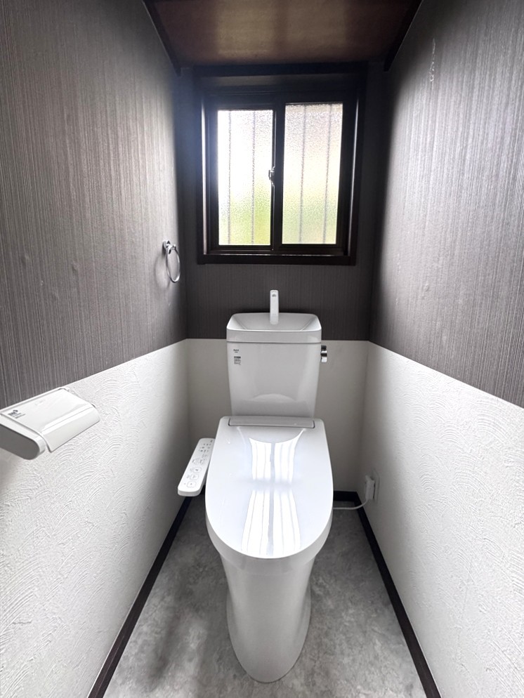 落ち着きのあるツートンカラーのトイレです！新品に交換済みです！