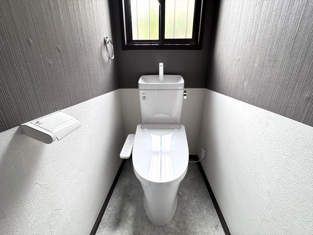 落ち着きのあるツートンカラーのトイレです！新品に交換済みです！