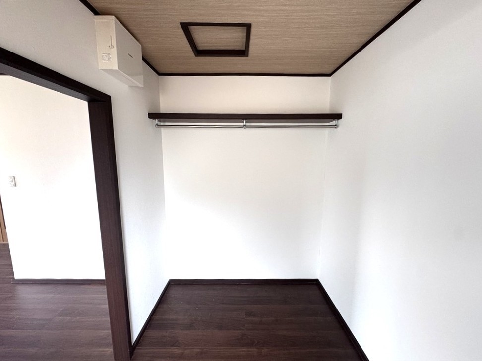 大きなウォークインクローゼットです！洋服をはじめ季節ものの家電も収納できます！
