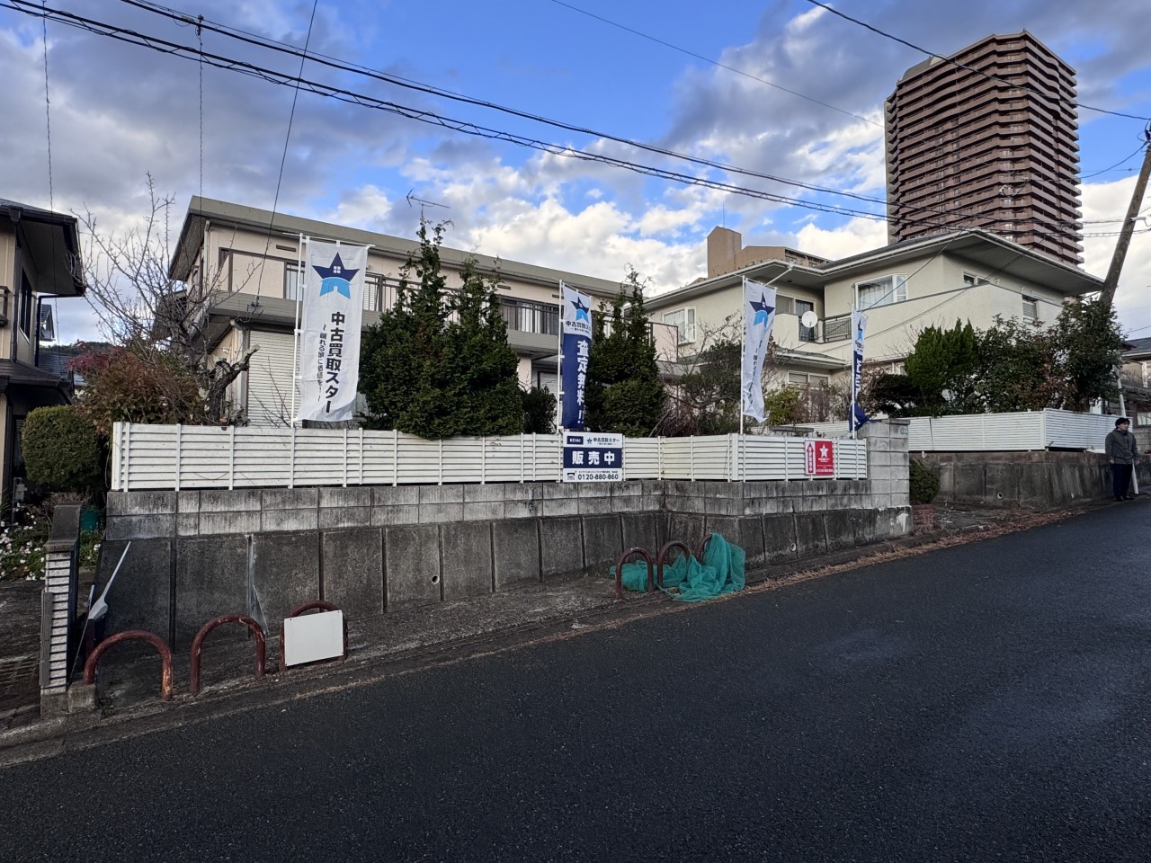 【外観】敷地面積約77坪以上！お庭付きの物件です（2025年12月撮影）