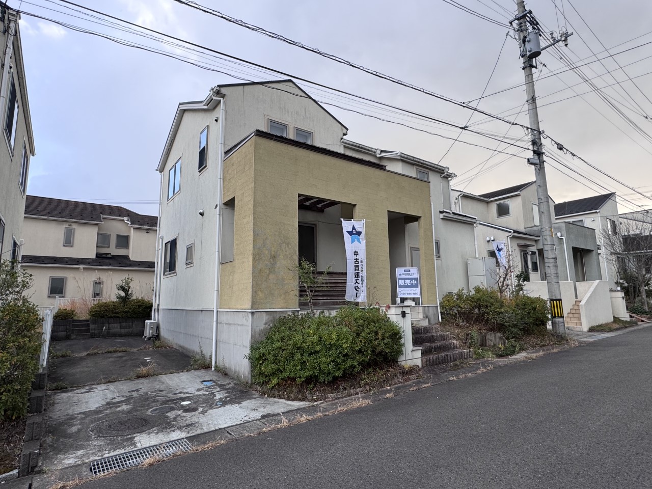 【外観】駐車スペースは2台分！前道は6ｍと広いです♪（2025年12月撮影）