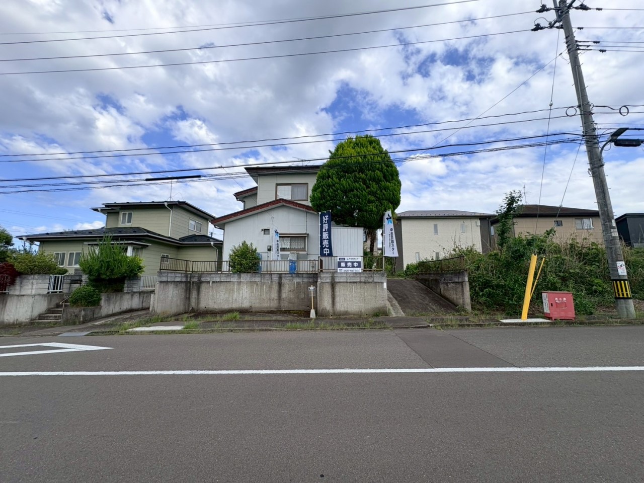 【外観】前道は11.3ｍと広く、駐車が苦手な方でも楽に停めることができます♪