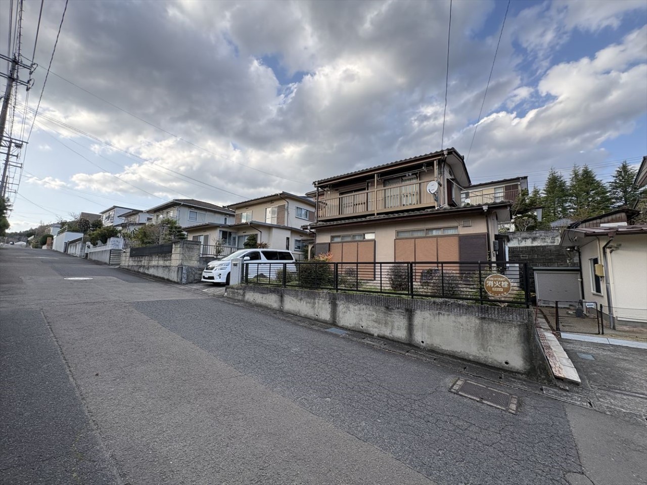 【外観】前面道路は広々6ｍ♪駐車が苦手な方でも楽に停めることができます！駐車場は2台分確保できるように拡張工事を予定しています♪