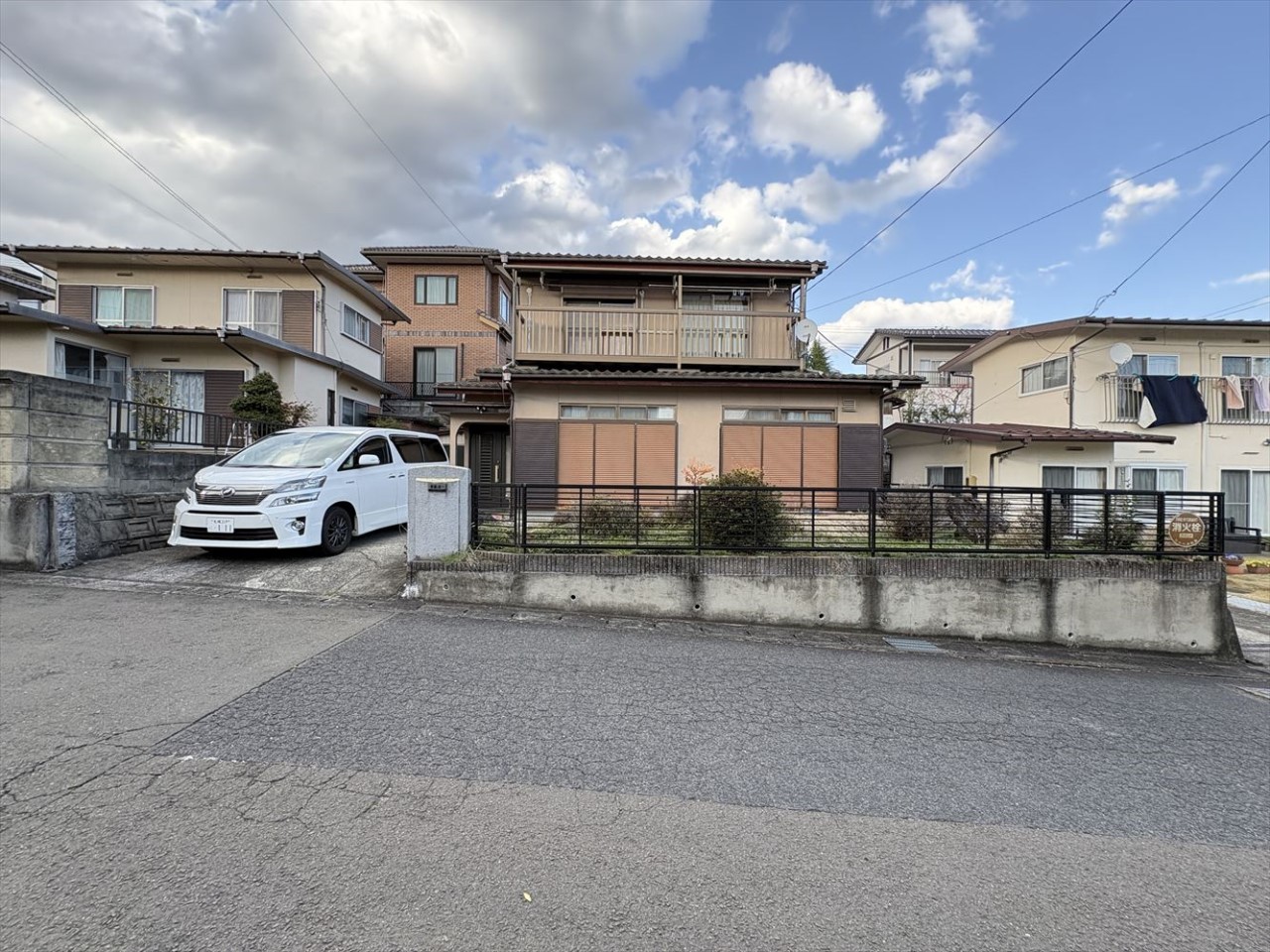 【外観】南向きの57坪の広々とした敷地です♪駐車場は2台分確保できるように拡張工事を行う予定です♪