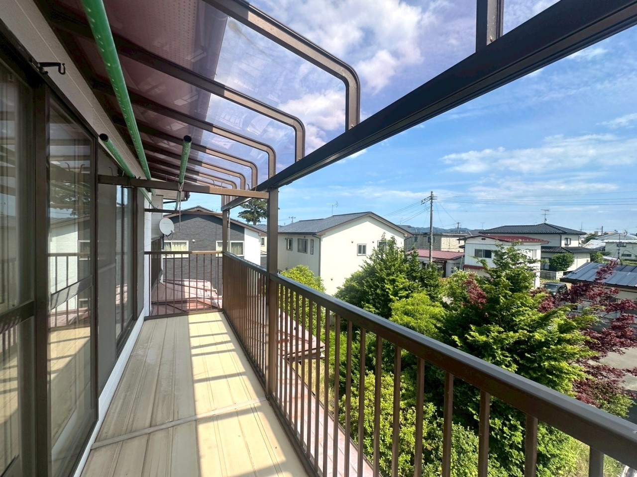 【バルコニー】あたたかな朝日が差し込むバルコニー