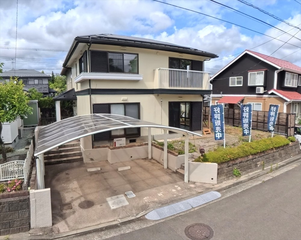 【外観】南向きで日当たり良好＆敷地63坪以上で開放感があります！