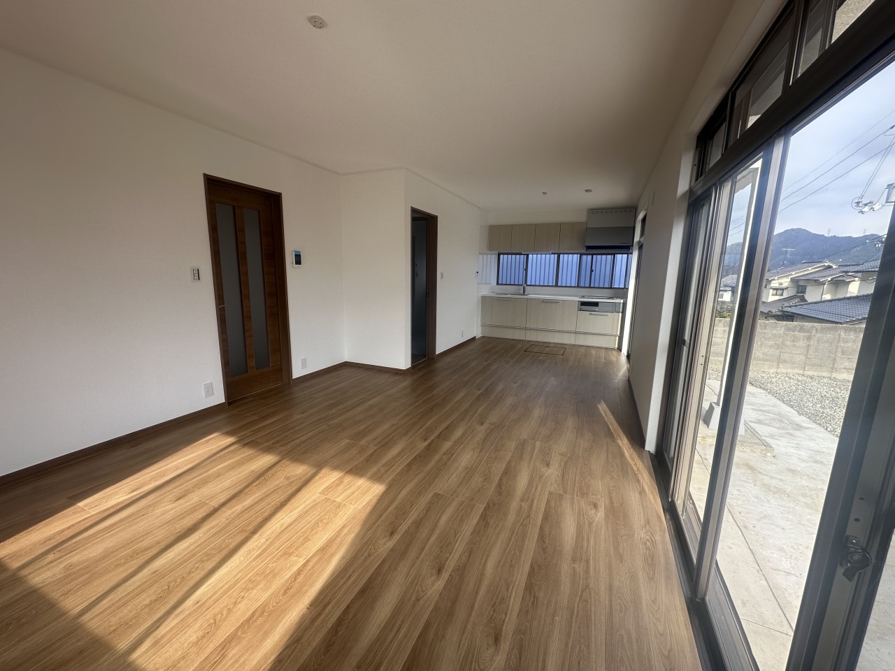 【リビング】ソファーやダイニングセットを置いても十分な広さがあります♪※リフォーム後の写真です（2026年1月撮影）