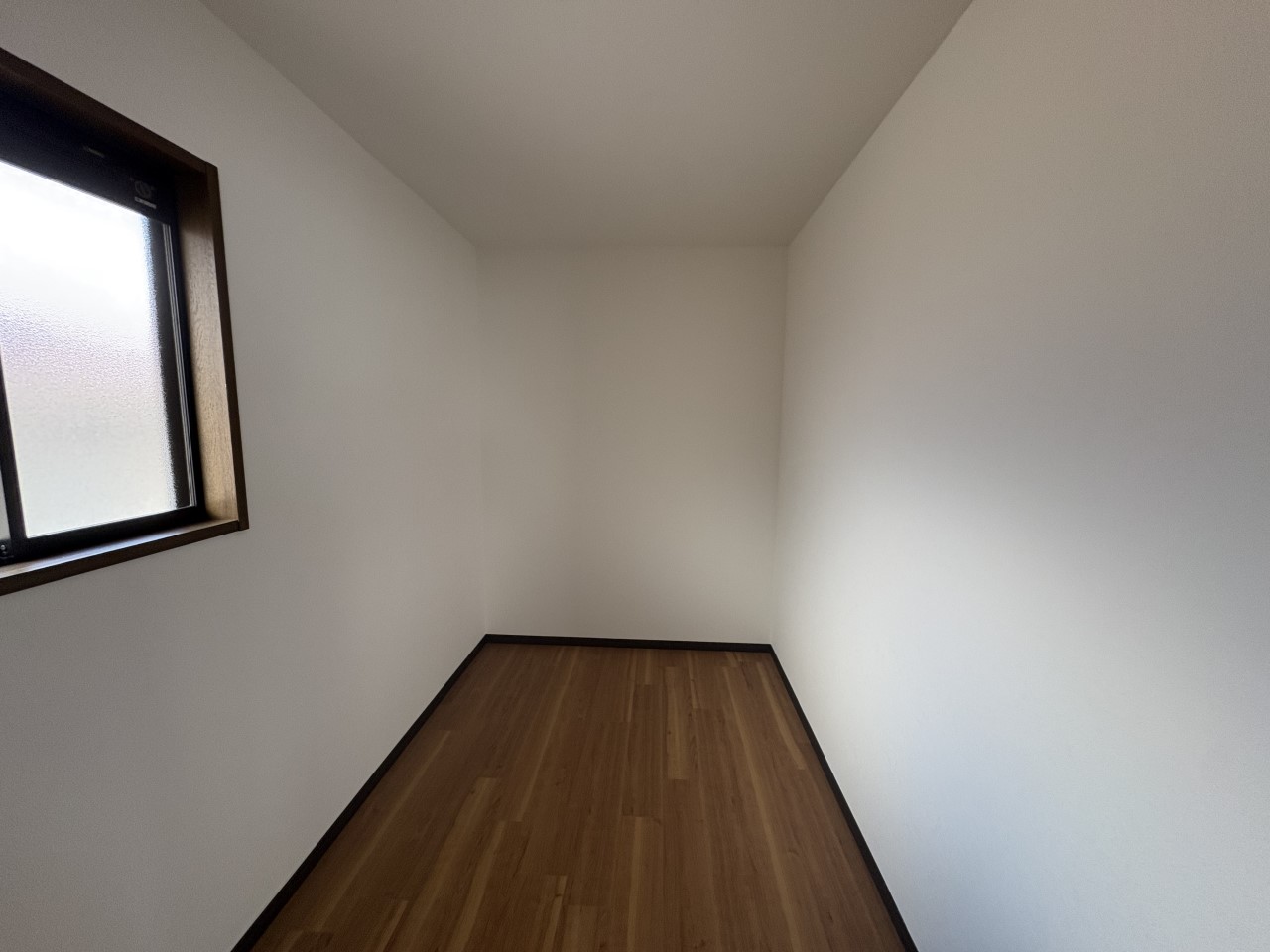 【W.I.C】窓付きで明るく清潔な収納空間♪※リフォーム後写真です。※2026年3月撮影