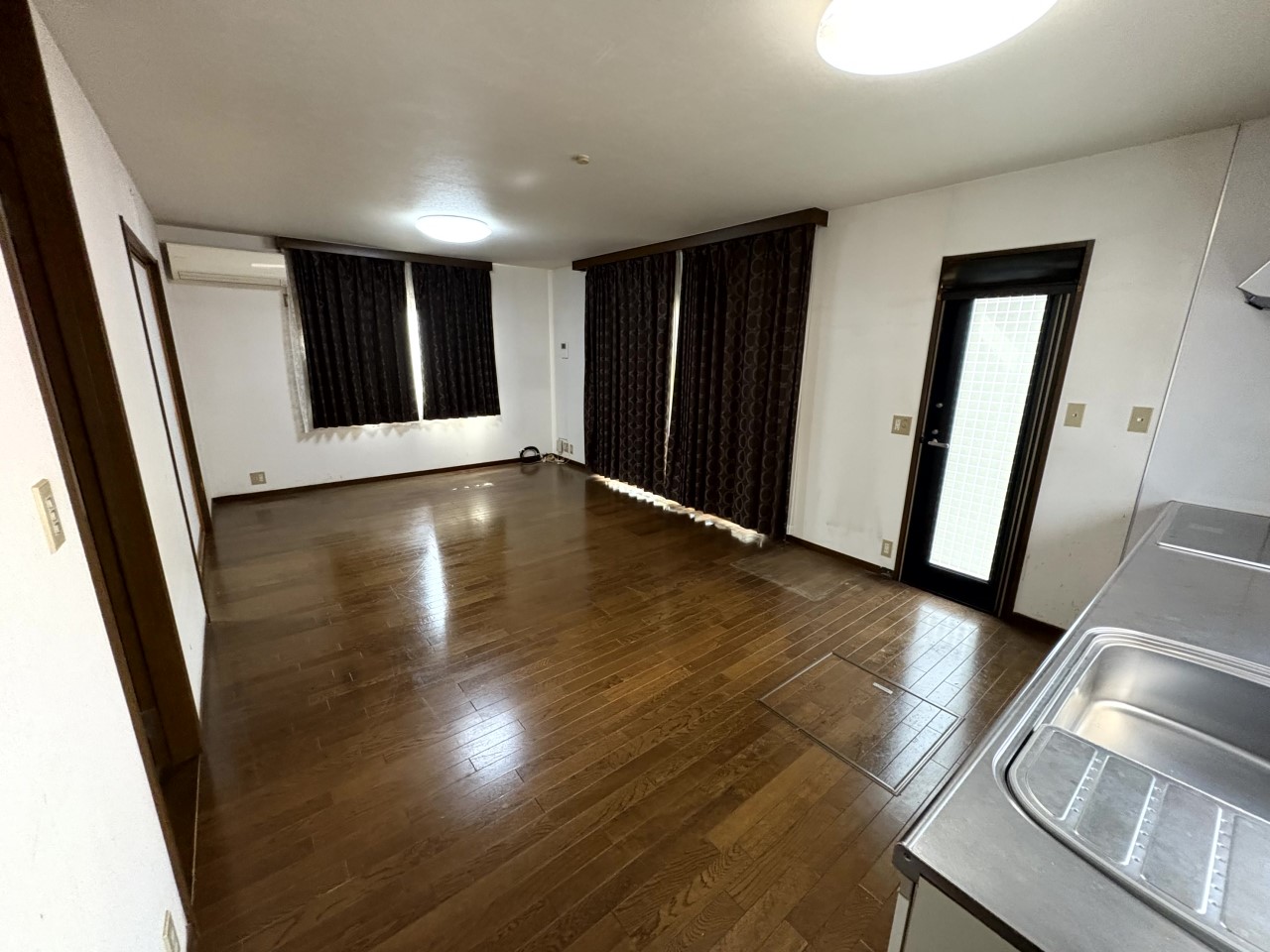 14.6帖の広々リビング♪3方向に窓があるので明るさは十分です♪※リフォーム前の写真です。（２０２５．１０月撮影）