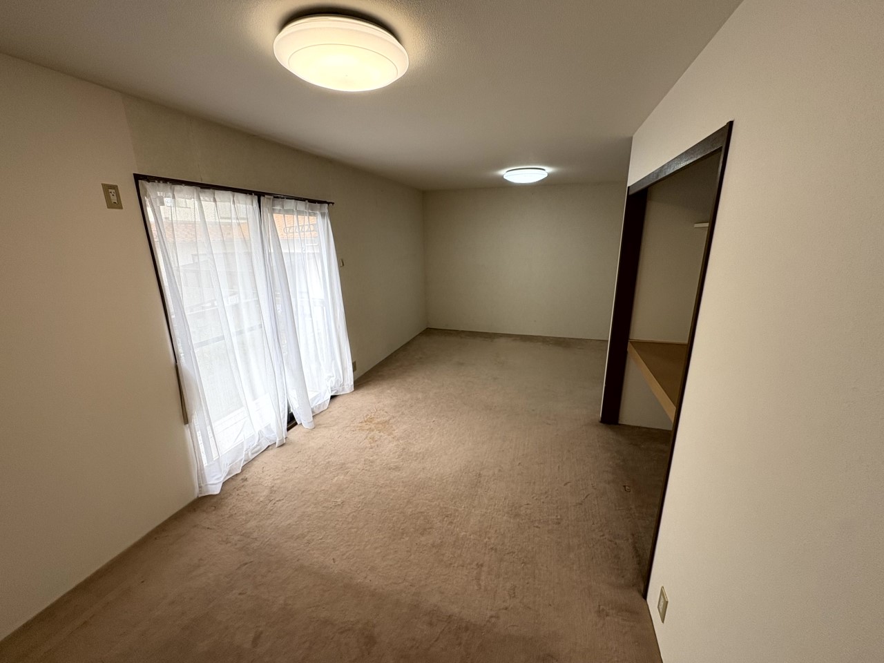 採光豊かな居室スペース♪※リフォーム前の写真です。（２０２５．１０月撮影）