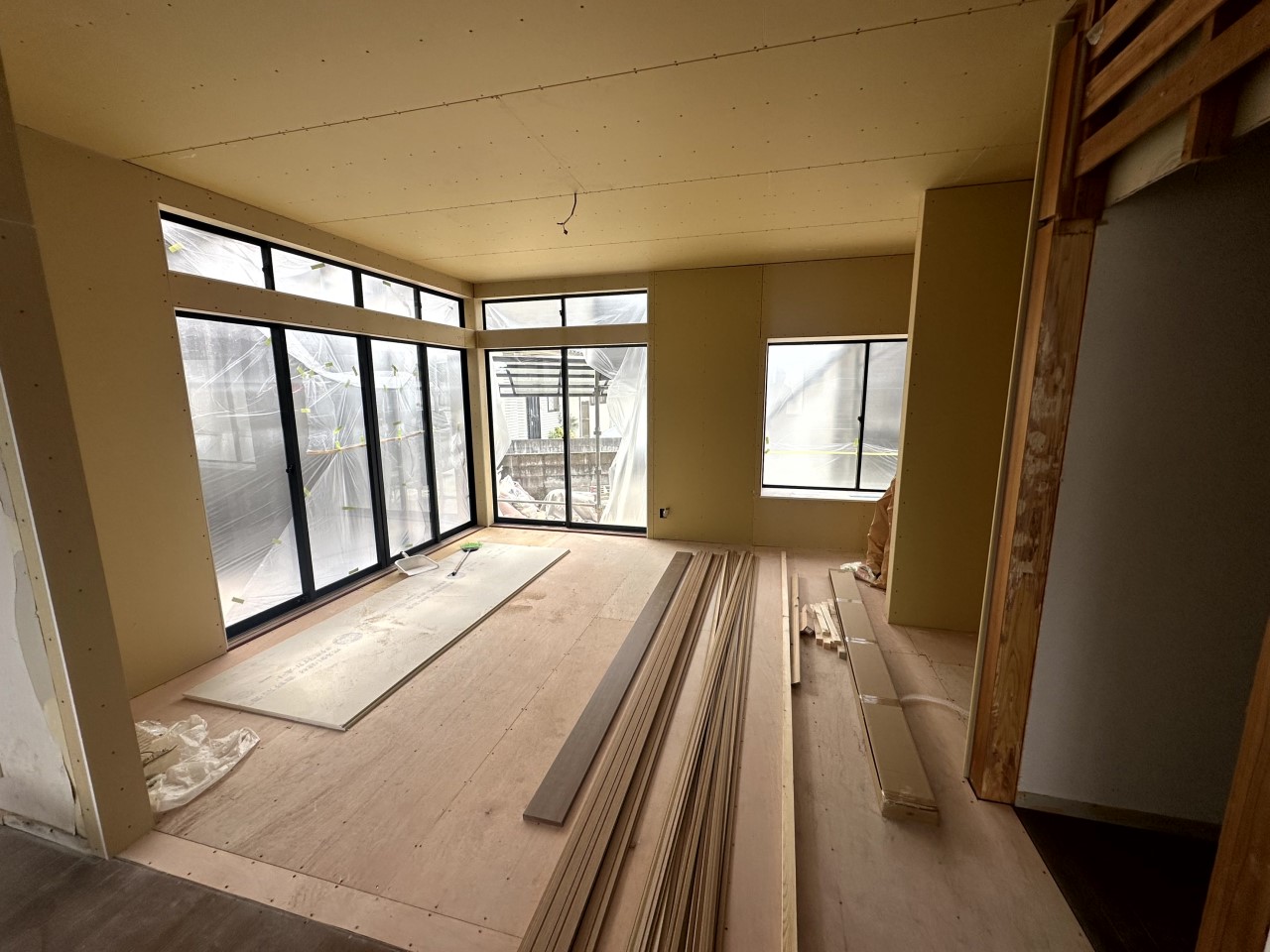 【１F洋室】大きな窓のある日当たり良いお部屋です♪※リフォーム中の写真です※2025年4月撮影