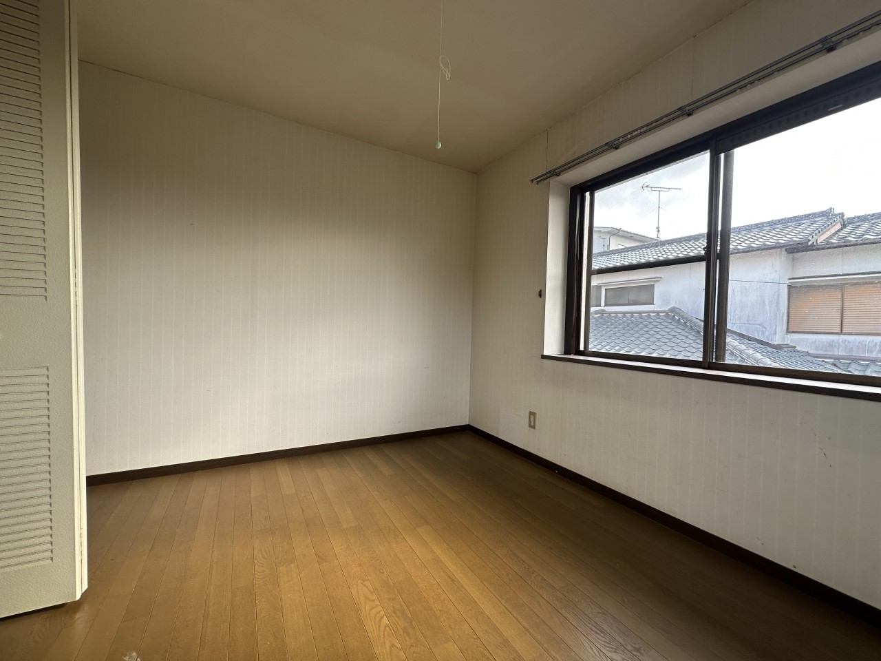 【２F洋室】大きな窓から沢山の光が差し込む明るい居室♪※現況販売となります。（2026年2月撮影）