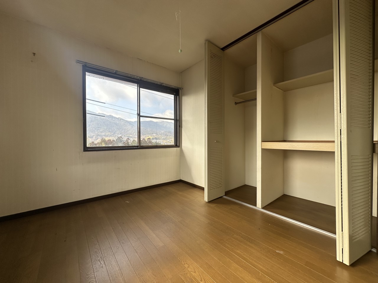 【２F洋室】大容量のクローゼット付きなので荷物が多いご家庭でも安心です♪※現況販売となります。（2026年2月撮影）