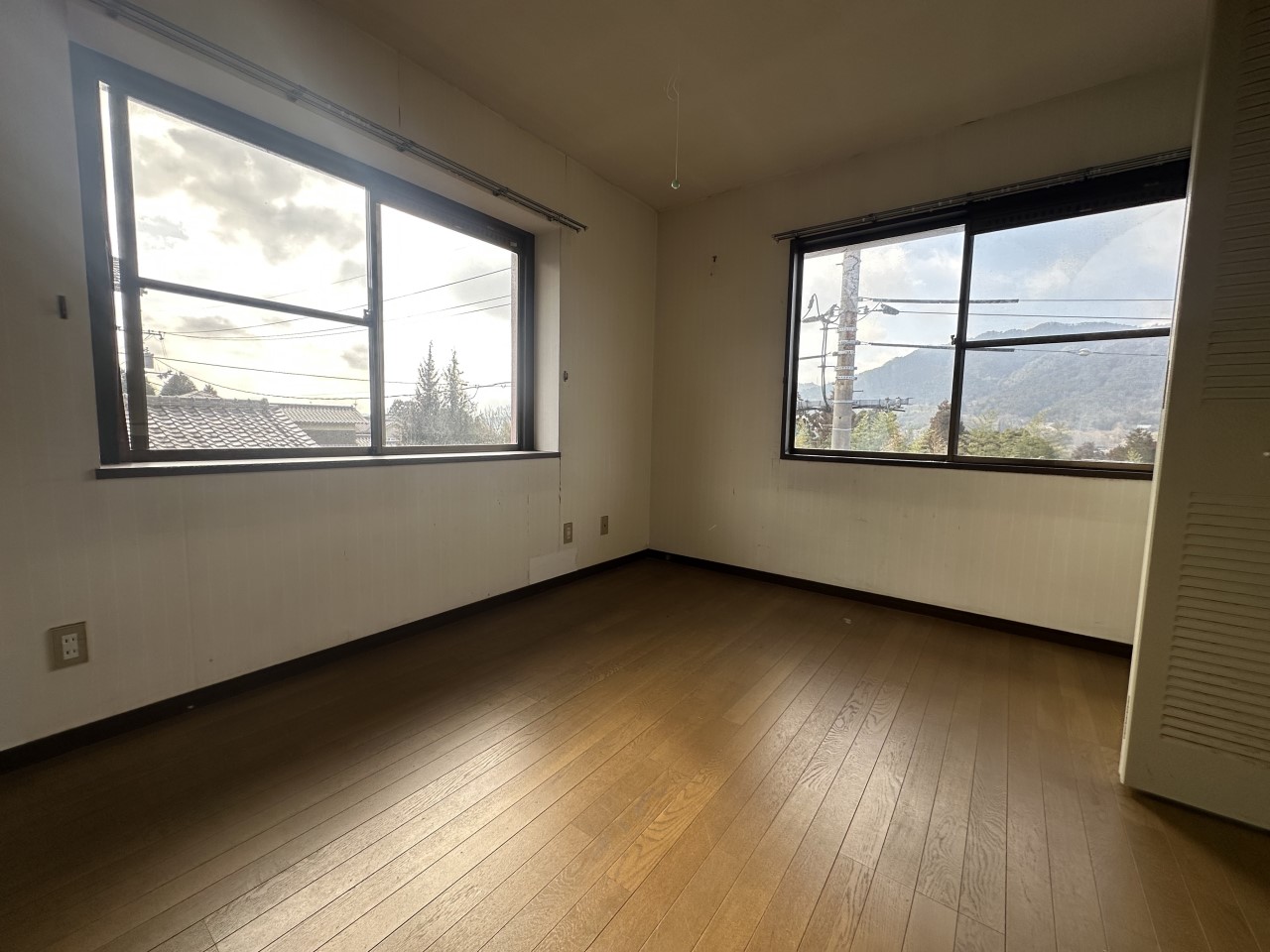 【２F洋室】2面採光で陽当たりの良い洋室♪※現況販売となります。（2026年2月撮影）