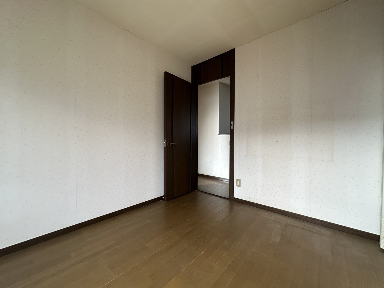 【２F洋室】家具を置いても充分な広さを保てます♪※現況販売となります。（2026年2月撮影）