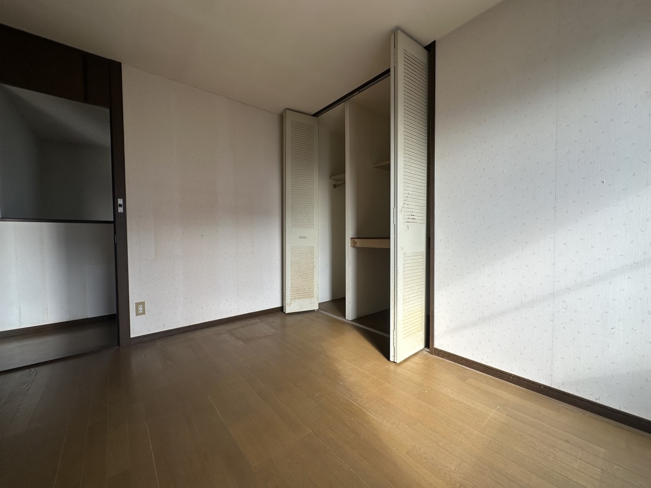 【２F洋室】収納たっぷりなのでお部屋を綺麗に保てます♪※現況販売となります。（2026年2月撮影）