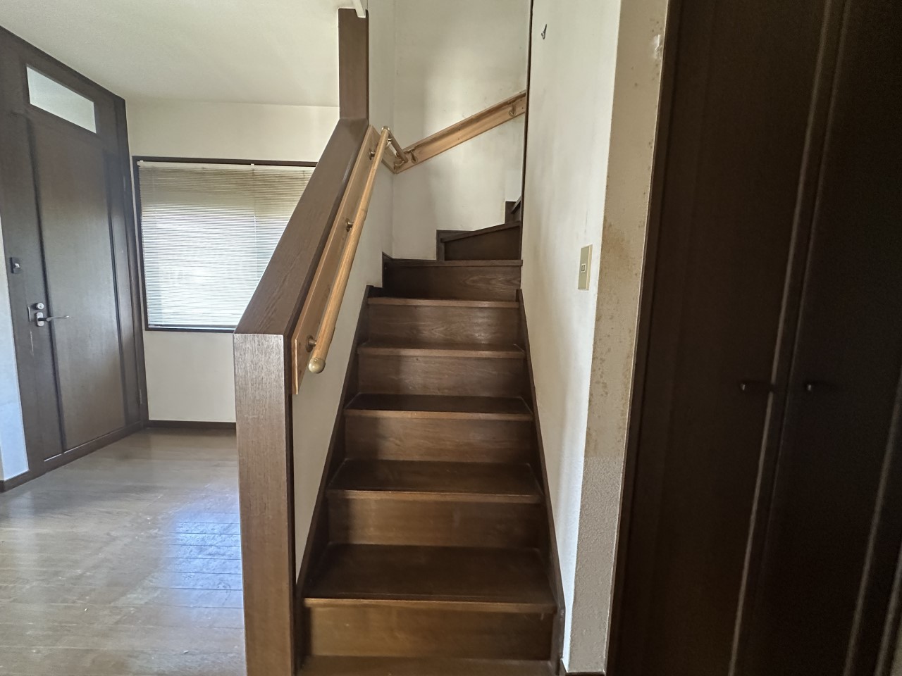 【階段】手すり付きなので安心です♪※現況販売となります。（2026年2月撮影）