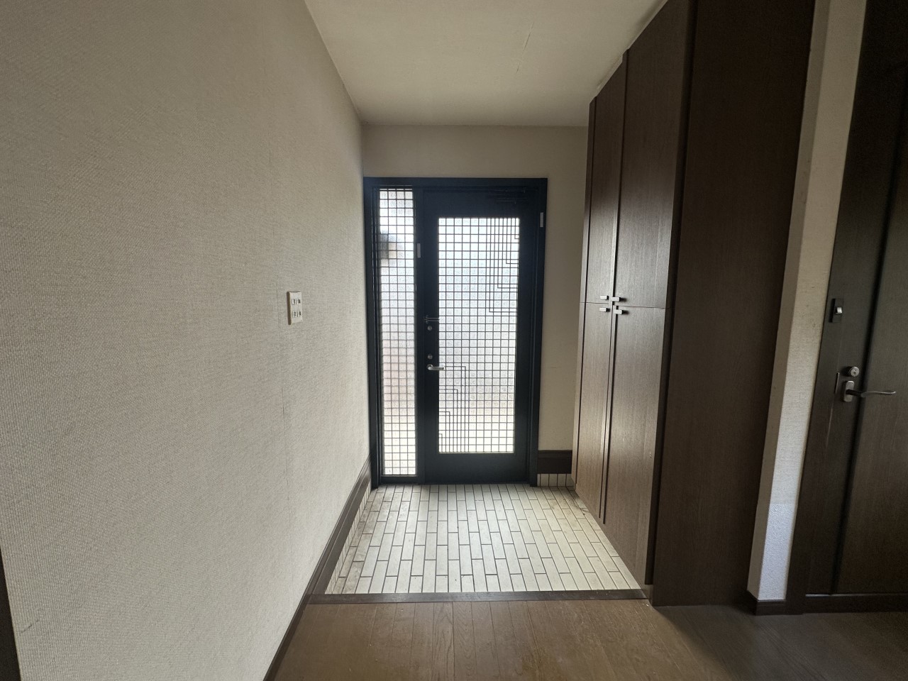 【玄関】開放感のある明るい玄関♪※現況販売となります。（2026年2月撮影）