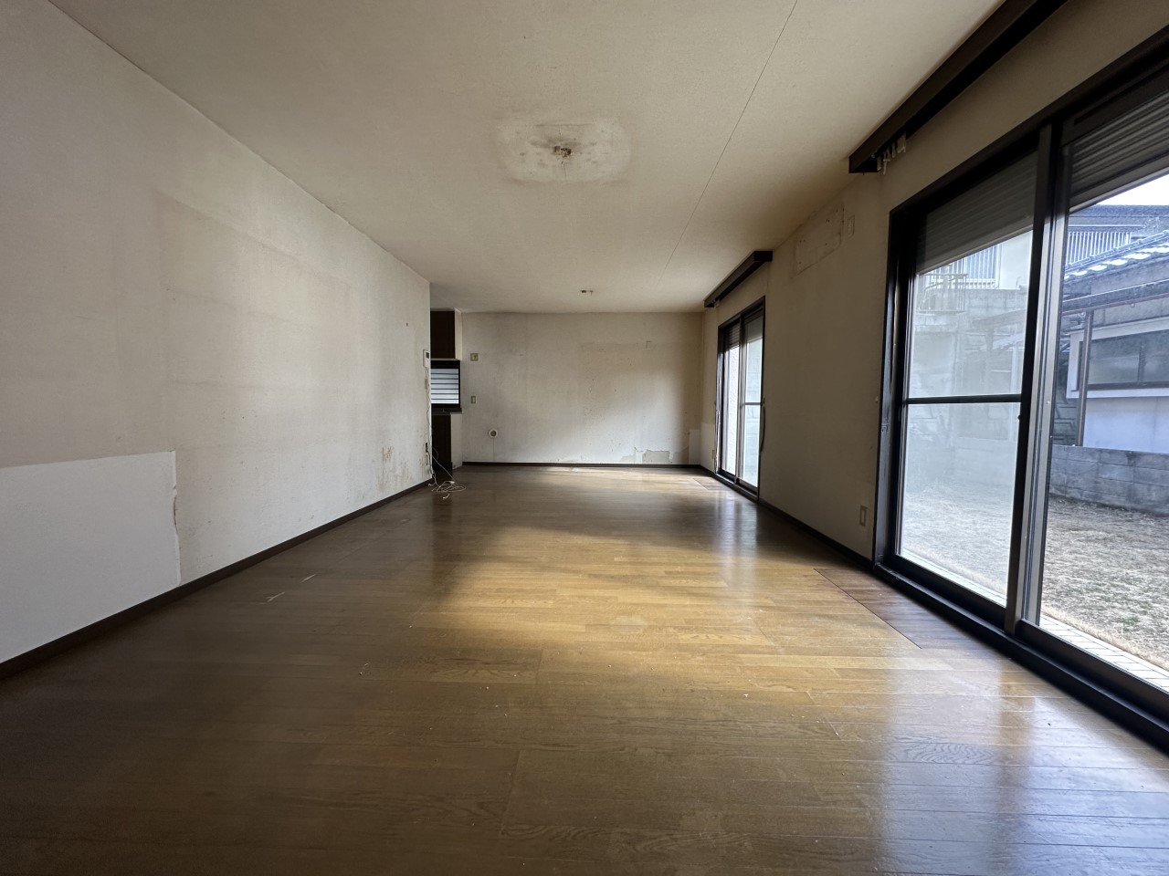 【リビング】大きな窓から沢山の光が差し込む明るい空間です♪※現況販売となります。（2026年2月撮影）