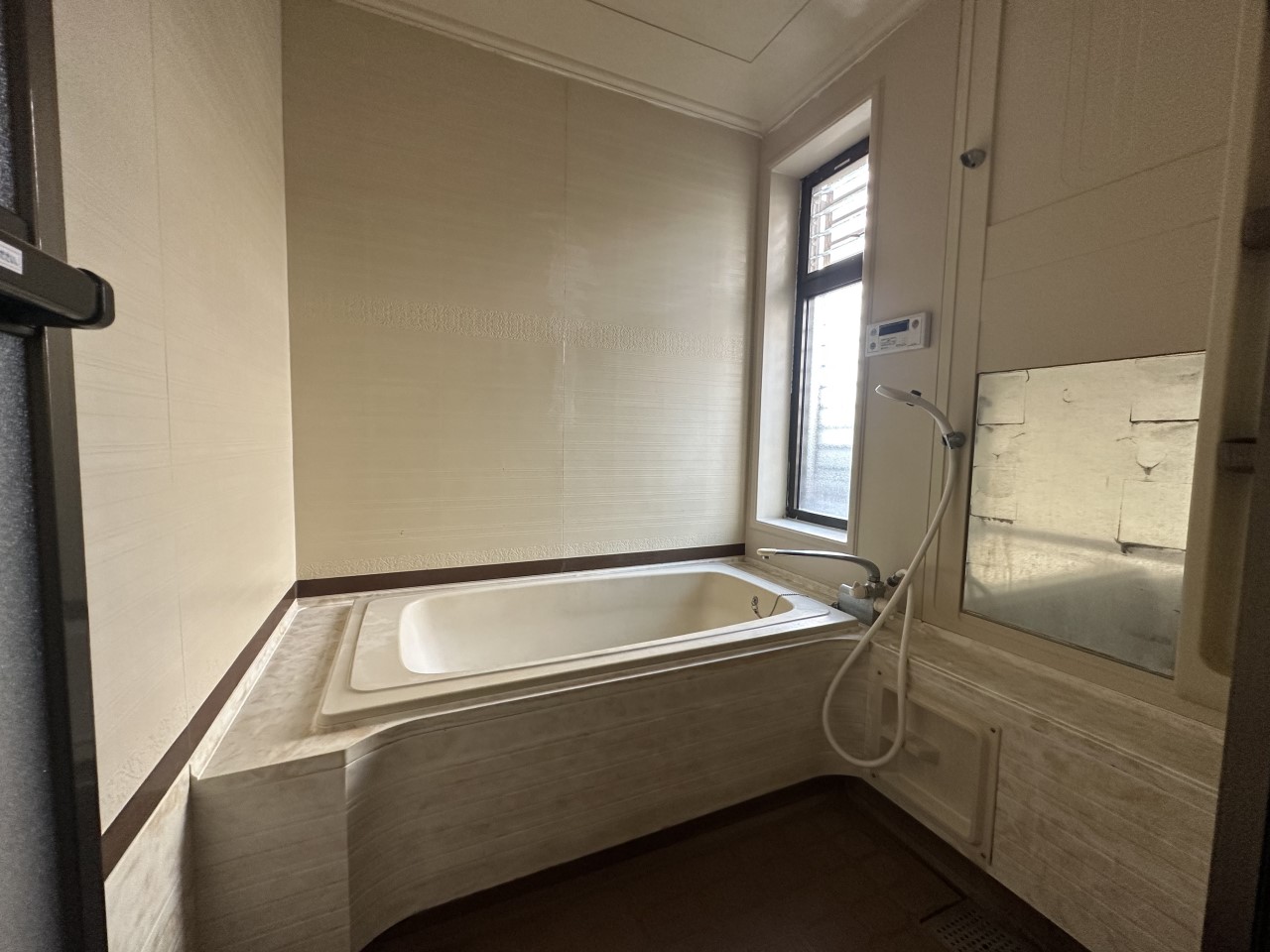 【バスルーム】大きな浴槽のバスルーム♪※現況販売となります。（2026年2月撮影）