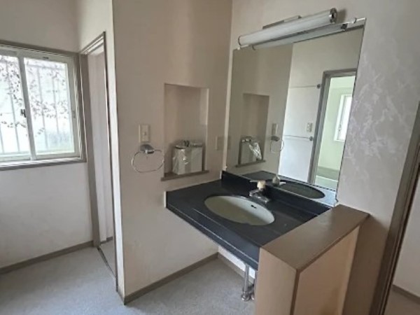 【脱衣所】着替えも楽々なゆとりある広さの脱衣所です♪※2026年4月撮影