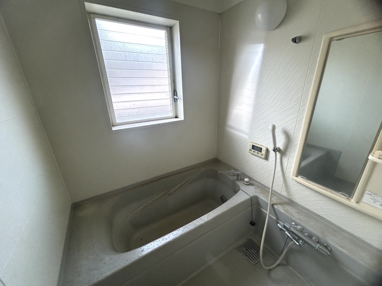 【浴室】窓付きですぐに換気ができるのでカビができにくくなります♪  ※2026年2月撮影