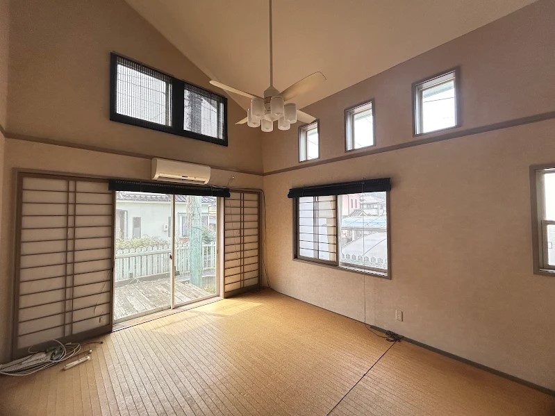 【リビング】16帖広々リビングは家具配置も自在！家族が自然と集まる心地よい空間♪※2026年4月撮影