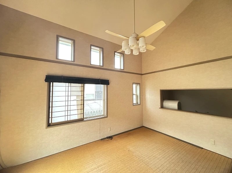 【リビング】日当たりが良くリビングを暖かな雰囲気にしてくれます♪※2026年4月撮影