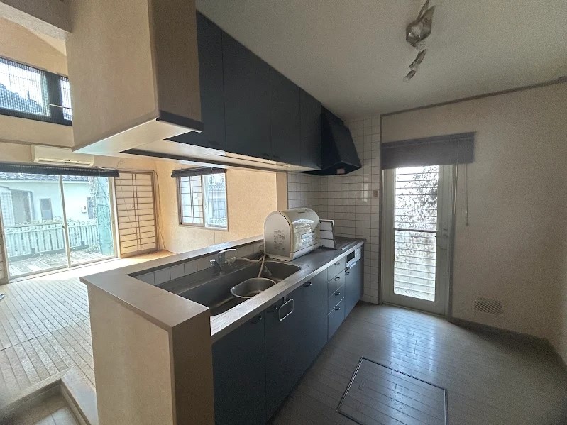 【キッチン】対面キッチンで料理中でもリビングの様子を見守れます♪※2026年4月撮影